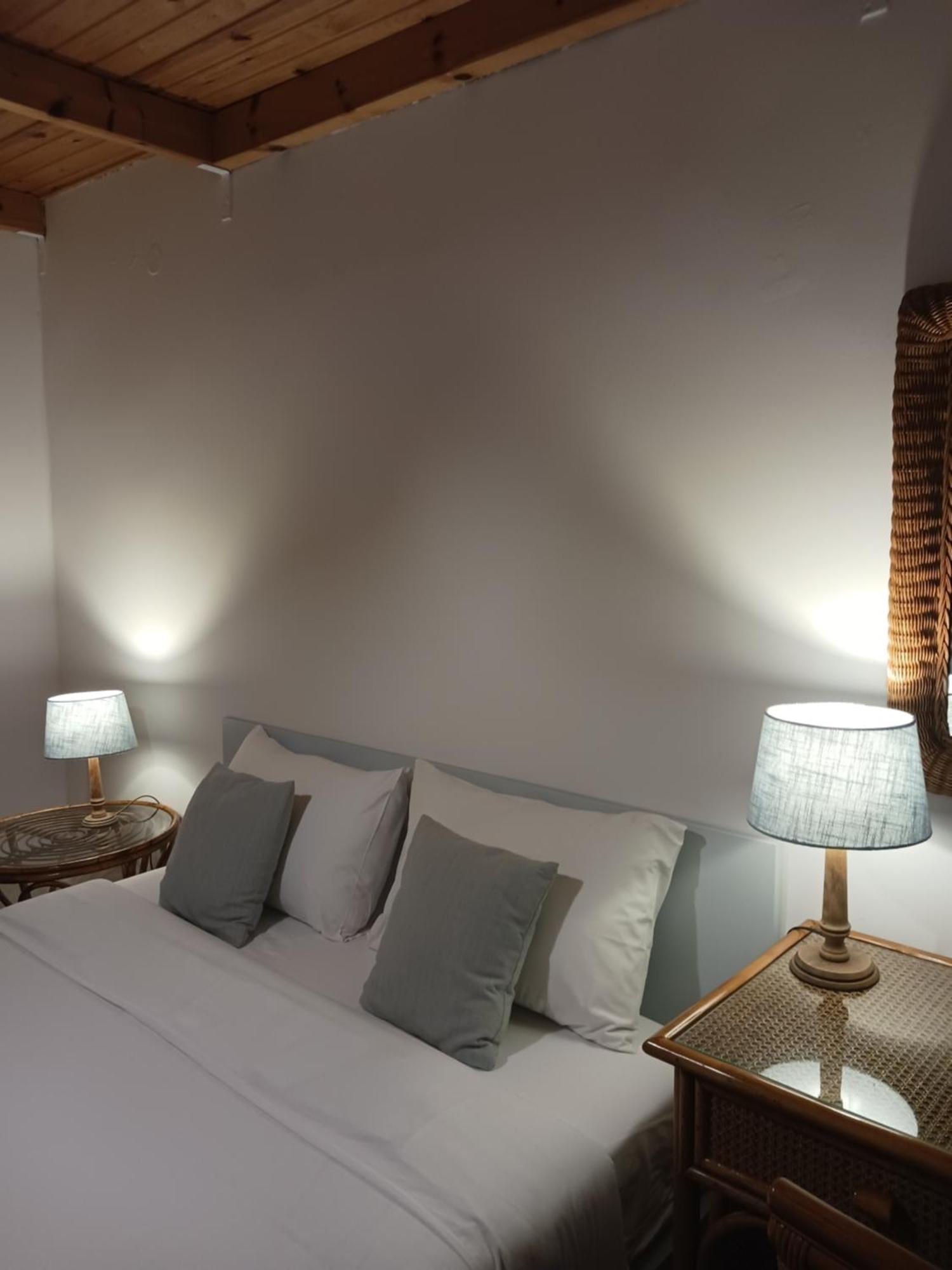 Theros & Trygos Boutique Houses - Ath Airport Loútsa Quarto foto